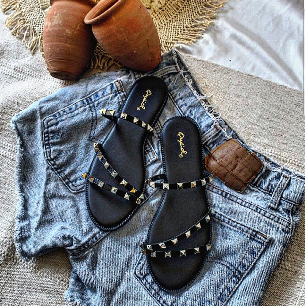 🆕️Summer Faves Collection// Black Strappy Sandal - Picture 2 of 5